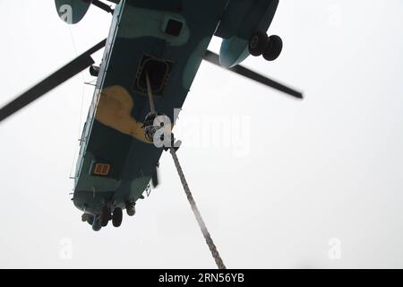 (150616) -- PEKING, 16. Juni 2015 -- das Foto zeigt Soldaten der Luftwaffenspezial-Einsatztruppe der chinesischen Luftwaffe, die an einer Übung am 2. März 2015 teilnahmen. Am 15. Juni 2015 fuhr eine spezielle Luftwaffeneinsatztruppe der chinesischen Luftwaffe nach Belarus, um an der China-Belarus-Dashing Eagle 2015-Terrorismusbekämpfung teilzunehmen, die am 27. Juni endet. ) (lfj) CHINA-AIR FORCE-DASHING EAGLE 2015 ÜBUNG (CN ) HuangxHui PUBLICATIONxNOTxINxCHN Peking 16. Juni 2015 Datei Foto zeigt Soldaten der Special Airborne Operation Trupp der chinesischen Luftwaffe, die AM 2. März 2015 einen Special Airbor absolviert haben Stockfoto