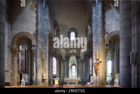 Innenraum, Altar und Chor, Kirche Saint Joseph, La Bourboule, Département Puy-de-Dome, Region Auvergne-Rhone-Alpes, Frankreich Stockfoto