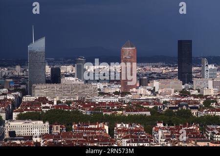 Blick auf Lyon von der Basilika Notre-Dame de Fourviere, Tour Incity, Tour Part-Dieu mit Radisson Blu Hotel, Departement Rhone, Region Stockfoto