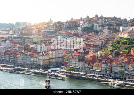 Wunderschöne farbenfrohe Fassade in Porto Portugal neben dem Duero Fluss in Ribeira bei Sonnenuntergang Stockfoto