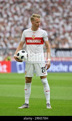 Chris Fuehrich VfB Stuttgart (27), vor Freistoß, MHPArena, Stuttgart, Baden-Württemberg, Deutschland Stockfoto