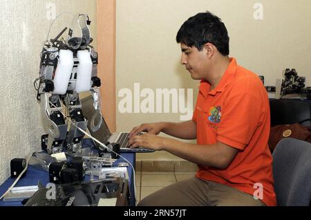 PUEBLA, 16. Juni 2015 -- Ein Student des Superior Technological Institute of San Martin Texmelucan (ITSSMT) von Puebla arbeitet am 16. Juni 2015 an einem Roboter in Puebla City, Mexiko. Studenten der ITSSMT stellten am Dienstag die Roboter vor, die am Robotik-Turnier RoboCup 2015 teilnehmen werden, das im Juli in China stattfinden wird. Carlos Pacheco/NOTIMEX) MEXICO-PUEBLA-TECHNOLOGY-ROBOTS e NOTIMEX PUBLICATIONxNOTxINxCHN Puebla 16. Juni 2015 ein Student des Superior Technological Institute of San Martin TEXMELUCAN of Puebla arbeitet AM 16. Juni 2015 AN einem Roboter in Puebla City Mexico Stockfoto