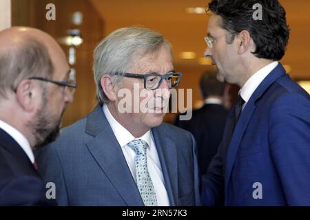 (150616) -- BRÜSSEL, 16. Juni 2015 -- der Präsident der Europäischen Kommission Jean-Claude Juncker (C) verlässt nach einem Gruppenfoto mit dem Vorsitzenden der Eurogruppe Jeroen Dijsselbloem (R), dem Präsidenten des Europäischen Parlaments Martin Schulz (L) und dem Präsidenten des Europäischen Rates Donald Tusk (nicht gesehen) am Ende eines Treffens in Brüssel, Belgien, 16. Juni 2015. Am 30. Juni läuft die Verlängerung des im Februar vergangenen Jahres vereinbarten Rettungspakets aus, um den beiden Seiten Zeit für eine Vereinbarung über ihre Zusammenarbeit nach der Rettungsaktion einzuräumen, und Griechenland muss 1,5 Milliarden Euro (etwa 1,68 Milliarden US-Dollar) an Darlehensraten an die Internation zurückzahlen Stockfoto