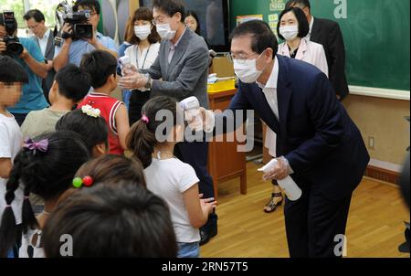 (150617) -- SEOUL, 17. Juni 2015 () -- Seoul Mayor Park Won-soon (R) überprüft die Temperatur eines Schülers an einer Grundschule in Seoul, Südkorea, 17. Juni 2015. Südkorea meldete am Mittwoch acht weitere Fälle von MERS-Infektion (Middle East Respiratory Syndrome) und einen weiteren Todesfall, was die Gesamtzahl der Todesfälle auf 20 erhöht. () SÜDKOREA-SEOUL-MERS Xinhua PUBLICATIONxNOTxINxCHN Seoul 17. Juni 2015 Seoul Mayor Park Won Soon r überprüft die Temperatur eines Schülers AN DER to Elementary School in Seoul Südkorea 17. Juni 2015 Südkorea meldete AM Mittwoch acht weitere Fälle der Middle East Res Stockfoto