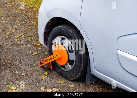 Berlin, Deutschland - 6. Oktober 2021: Fahrzeug-Rad gegen Diebstahl durch Wegfahrsperre gesichert. Stockfoto