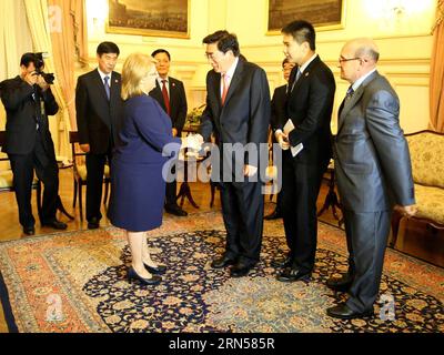 VALLETTA, Juni 2015 – Marie Louise Coleiro Preca (1. L, Front), Präsidentin von Malta, gibt Guo Jinlong, Mitglied des Politbüros des Zentralkomitees der Kommunistischen Partei Chinas (KPCh) und auch Pekings Parteichef, am 16. Juni 2015 in Valletta, der Hauptstadt Maltas, die Hand. )(azp) MALTA-VALLETTA-GUO JINLONG-BESUCH Lixjia PUBLICATIONxNOTxINxCHN VALLETTA Juni 2015 Marie Louise Coleiro Preca 1. L Front President of Malta gibt Guo Jinlong, Mitglied des Politischen Büros des Zentralkomitees der Kommunistischen Partei Chinas und damit Chef der Pekinger S-Partei in Valletta Capit, die Hand Stockfoto