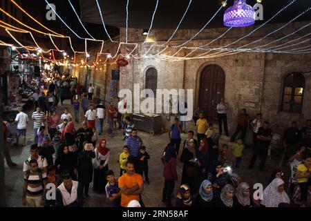 AKTUELLES ZEITGESCHEHEN Weltweit bereiten sich Muslime auf den Fastenmonat Ramadan vor (150617) -- JERUSALEM, 17. Juni 2015 -- Menschen gehen unter festlichen Lichtern und Dekorationen zum heiligen Monat Ramadan in der Jerusalemer Altstadt am 17. Juni 2015. Muslime auf der ganzen Welt markieren den Monat Ramadan, den heiligsten Monat des islamischen Kalenders, der am Donnerstag dieses Jahres beginnt. ) MIDEAST-JERUSALEM-RAMADAN MuammarxAwad PUBLICATIONxNOTxINxCHN Nachrichten aktuelle Ereignisse weltweit bereiten Muslimen auf den Fastenmonat Ramadan vor Jerusalem vor 17. Juni 2015 Prominente gehen unter festlichen Lichtern und dez Stockfoto