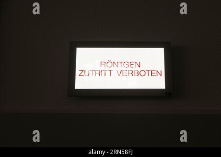 Schild über einer Tür in einem Krankenhaus mit der Aufschrift röntgengenem Zutritt Verbot Stockfoto