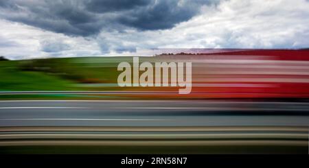 Langzeitbelichtung durch einen fahrenden Bus auf der Autobahn A 14, Calbe Saale, Sachsen-Anhalt, Deutschland Stockfoto