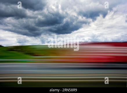 Langzeitbelichtung durch einen fahrenden Bus auf der Autobahn A 14, Calbe Saale, Sachsen-Anhalt, Deutschland Stockfoto