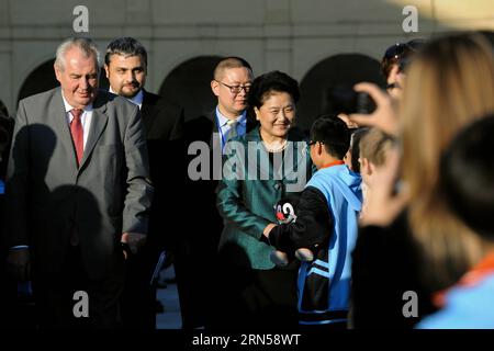 PRAG, 17. Juni 2015 -- der chinesische Vize-Premier Liu Yandong (4. L), begleitet von dem tschechischen Präsidenten Milos Zeman (1. L), trifft sich am 17. Juni 2015 in Prag mit Kindern. ) TSCHECHISCHE REPUBLIK-CHINESISCHE VIZE-PREMIER-BESUCH QianxYi PUBLICATIONxNOTxINxCHN Prag 17. Juni 2015 Chinesischer Vize-Premier Liu Yandong 4. L in Begleitung des tschechischen Präsidenten Milos Zeman 1. L trifft Kinder in Prag 17. Juni 2015 Chinesischer Vize-Premier QianxYi PUBLICATIONxNOTxINxCHN Stockfoto