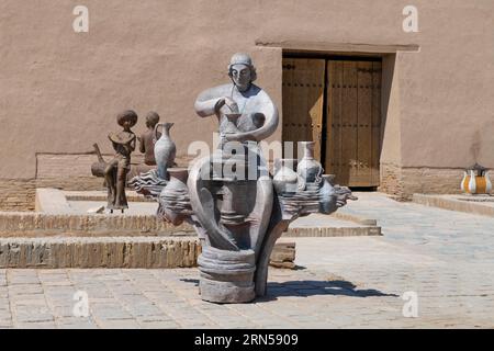 CHIWA, USBEKISTAN - 5. SEPTEMBER 2022: Skulptur eines Töpfers an einem sonnigen Tag Stockfoto