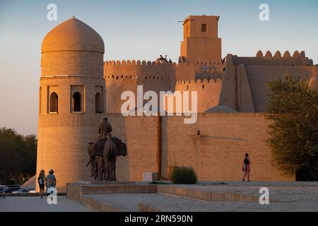 CHIWA, USBEKISTAN - 5. SEPTEMBER 2022: Abend in der Nähe der Mauern der antiken Stadt Ichan-Kala Stockfoto