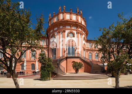 Schloss Biebrich mit der Rotunde von der Rheinseite, Wiesbaden, Hessen, Deutschland Stockfoto
