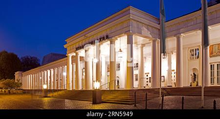 Hessisches Staatstheater am Abend, Theaterkolonnaden, Bowling Green, Wiesbaden, Hessen, Deutschland Stockfoto