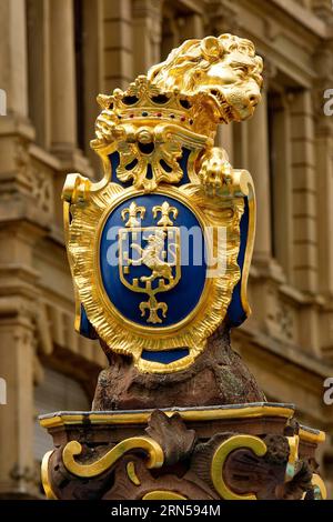 Marktbrunnen mit goldenem Nassauer Löwen mit dem Wappen Wiesbadens, Landeshauptstadt Wiesbaden, Hessen, Deutschland Stockfoto