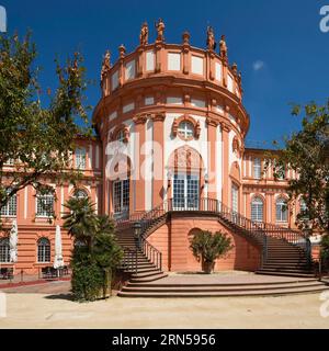 Schloss Biebrich mit der Rotunde von der Rheinseite, Wiesbaden, Hessen, Deutschland Stockfoto