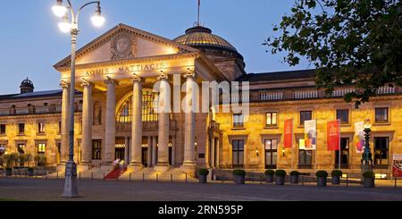 Schloss Biebrich mit der Rotunde von der Rheinseite, Wiesbaden, Hessen, Deutschland Stockfoto