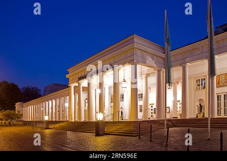 Hessisches Staatstheater am Abend, Theaterkolonnaden, Bowling Green, Wiesbaden, Hessen, Deutschland Stockfoto