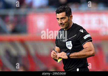 ENSCHEDE - Schiedsrichter Fabio Maresca während des Play-offs der UEFA Conference League zwischen dem FC Twente und Fenerbahce SK im Stadion de Grolsch Veste am 31. August 2023 in Enschede, Niederlande. AP | niederländische Höhe | GERRIT VON KÖLN Stockfoto