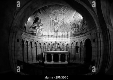Auferstehungsmosaik, Washington DC. Das Schwarzweißfoto zeigt das Mosaik über dem Altar, mit einer Fischaugenlinse gesehen. Stockfoto