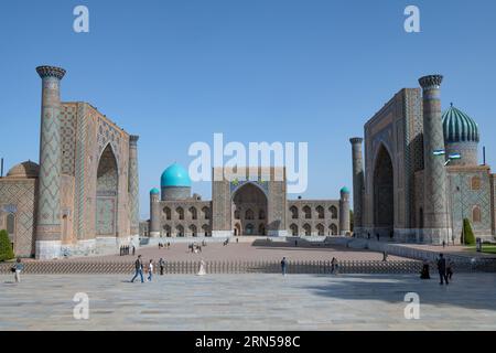 SAMARKAND, USBEKISTAN - 12. SEPTEMBER 2022: Registan Square an einem sonnigen Septembermorgen Stockfoto