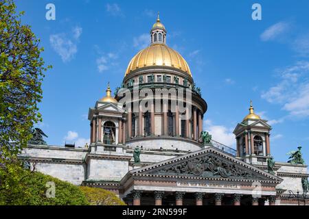 SANKT PETERSBURG, RUSSLAND - 14. MAI 2023: Blick auf die Kuppel von St. Isaaks Kathedrale an einem sonnigen Maitag Stockfoto