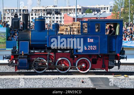 SANKT PETERSBURG, RUSSLAND - 27. AUGUST 2023: Dampflokomotive der Serie „Soft Sign“ (er) auf 1897, ist Nahaufnahme. Dynamische Darstellung von Retrolokomotiven Stockfoto