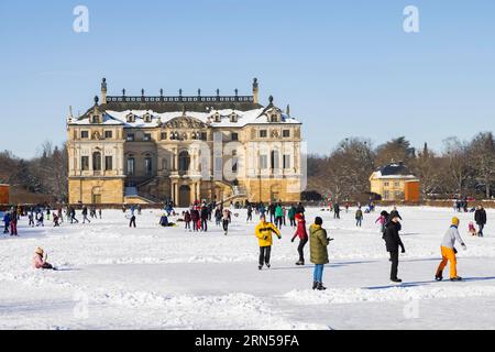 Großer Garten im Winter Stockfoto