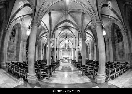 WASHINGTON, DC - EIN Weitschuss der Bethlehem Chapel in der Krypta der Washington National Cathedral. Die Washington National Cathedral ist eine episkopale Kirche in Washington DC und ist der Standort vieler prominenter Kirchen- und Gedenkstätten von Washington DC. Der im neugotischen Stil gestaltete Bau wurde 1906 begonnen, die Arbeiten wurden über die folgenden Jahrzehnte fortgesetzt. Es ist das zweitgrößte Kirchengebäude der Vereinigten Staaten und steht als vierthöchste Struktur in Washington DC, eine Eigenschaft, die betont wird, indem es auf einem hohen Punkt mit Blick über die Stadt sitzt. Am bekanntesten ist sie als was Stockfoto