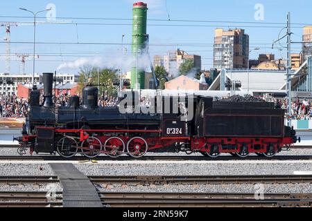 SANKT PETERSBURG, RUSSLAND - 27. AUGUST 2023: Russische Dampflokomotive der Serie OV (Ovechka) auf der dynamischen Show der Retro-Lokomotiven. Railwa Stockfoto