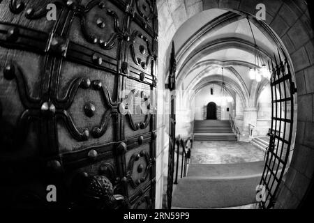 WASHINGTON, DC - Washington National Cathedral ist eine Episkopalkathedrale in Washington DC und ist der Standort vieler prominenter Kirchen- und Gedenkstätten von Washington DC. Der im neugotischen Stil gestaltete Bau wurde 1906 begonnen, die Arbeiten wurden über die folgenden Jahrzehnte fortgesetzt. Es ist das zweitgrößte Kirchengebäude der Vereinigten Staaten und steht als vierthöchste Struktur in Washington DC, eine Eigenschaft, die betont wird, indem es auf einem hohen Punkt mit Blick über die Stadt sitzt. Sie ist am bekanntesten als Washington National Cathedral, aber ihr formaler Name lautet Cathedral Church of Saint Peter Stockfoto