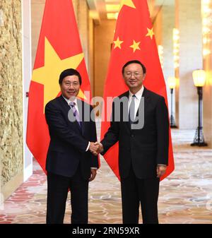 (150618) -- PEKING, 18. Juni 2015 -- chinesischer Staatsrat Yang Jiechi (R) und vietnamesischer stellvertretender Premierminister und Außenminister Pham Binh Minh Co-Vorsitzender der 8. Sitzung des China-Vietnam-Lenkungsausschusses für Zusammenarbeit in Peking, Hauptstadt Chinas, 18. Juni 2015. ) (Zkr) CHINA-YANG JIECHI-VIETNAM-PHAM BINH MINH-MEETING(CN) RaoxAimin PUBLICATIONxNOTxINxCHN 150618 Peking 18. Juni 2015 die chinesischen Staatsräte Yang Jiechi r und die vietnamesischen stellvertretenden Ministerpräsidenten und Außenminister Pham Binh Minh Co. Leiten die 8. Sitzung des China Vietnam Steering Committee ON Cooperation in BE Stockfoto