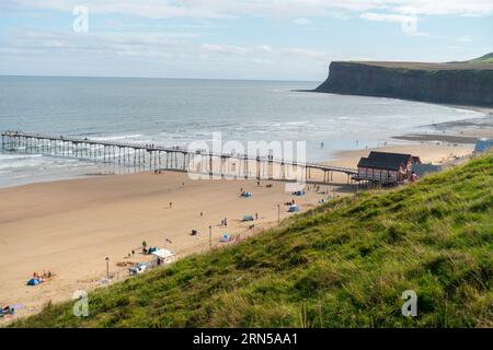 Blick nach Süden von der Klippe Saltburn in Richtung Warsett Hill mit dem Pier in den Vordergrund Stockfoto