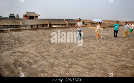 Touristen besuchen den Fengtu Charitable Granary im Dali County, nordwestchinesische Provinz Shaanxi, 17. Juni 2015. Der 17 Kilometer vom Dali County entfernte Charitary Granary von Fengtu wird immer noch zur Getreidespeicherung genutzt, obwohl er mehr als 100 Jahre Geschichte hat. Der intakte Kornspeicher, der 1885 erbaut wurde, ist eine kreisförmige Stadt, in der 58 Höhlen jeweils 90 Tonnen Getreide speichern können. Es war bekannt für den Titel der Granary No. 1, benannt von der Kaiserin Dowager Cixi (1835–1908). (lfj) CHINA-SHAANXI-FENGTU CHARITABLE GRANARY (CN) TaoxMing PUBLICATIONxNOTxINxCHN Touristen besuchen den Charitable Granary Stockfoto