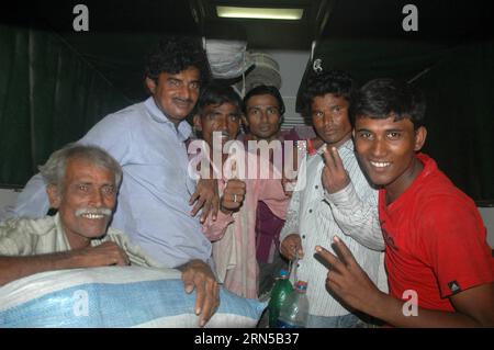 (150619) -- LAHORE, 19. Juni 2015 -- freigelassene Geste der indischen Fischer, als sie am 19. Juni 2015 an einem Bahnhof im ostpakistanischen Lahore ankommen. Pakistan entließ am Donnerstag 113 indische Fischer als gegenseitige Geste zur indischen Freilassung pakistanischer Fischer, um den islamischen heiligen Monat Ramadan zu feiern. PAKISTAN-LAHORE-INDIAN-FISHERERS-RELEASE Sajjjad PUBLICATIONxNOTxINxCHN 150619 LAHORE 19. Juni 2015 Freilassung indischer Fischer Geste, als sie AN einem Bahnhof in Ostpakistan S Lahore ankommen 19. Juni 2015 Pakistan AM Donnerstag Freilassung 113 indischer Fischer als Gegenseitigkeitsgeste Stockfoto