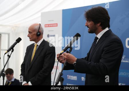 Der slowakische Innenminister Robert Kalinak (R) spricht während einer Pressekonferenz mit dem ehemaligen US-Innenminister Michael Chertoff nach dem Treffen in Bratislava, Slowakei, am 19. Juni 2015. Migrantenquoten geben Menschenschmugglern grünes Licht, um Geld zu erhalten und so viele Migranten wie möglich in die EU zu bringen, sagte der slowakische Innenminister Robert Kalinak am Freitag. SLOWAKEI-BRATISLAVA-MIGRANTENQUOTEN ErikxAdamson PUBLICATIONxNOTxINxCHN die slowakischen Innenminister Robert Kalinak r sprechen während einer Pressekonferenz mit dem ehemaligen US-Innenminister Mi Stockfoto