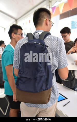 (150619) --SHENZHEN, 19. Juni 2015 -- Liang Yibing zeigt einen Luftreinigungsbeutel, der von seinem Team auf der Maker faire während der Shenzhen Maker Week 2015 in Shenzhen, südchinesische Provinz Guangdong, am 19. Juni 2015 hergestellt wurde. Die Shenzhen Maker Week begann hier am Freitag. ) (Yxb) CHINA-SHENZHEN-MAKER WEEK(CN) MaoxSiqian PUBLICATIONxNOTxINxCHN 150619 Shenzhen 19. Juni 2015 Liang Yibing zeigt AUF der Maker Fair von seinem Team gefertigte Luftreinigungsbeutel während der Shenzhen Maker Week 2015 in Shenzhen Südchina Provinz Guangdong 19. Juni 2015 die Shenzhen Maker Week startete hier Freitag yxb China Shenz Stockfoto