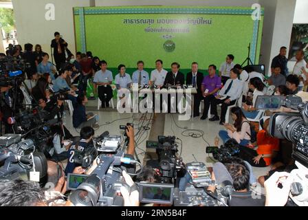 (150619) -- BANGKOK, 19. Juni 2015 -- der thailändische Gesundheitsminister Rajata Rajatanavin (5. L, Mitte) spricht mit den Medien während einer Pressekonferenz in Bangkok, Thailand, 19. Juni 2015. Das thailändische gesundheitsministerium bestätigte am Donnerstag den ersten Fall des Middle East Respiratory Syndrome (MERS). ) THAILAND-BANGKOK-PRESSEGESPRÄCH-MERS RachenxSageamsak PUBLICATIONxNOTxINxCHN 150619 Bangkok 19. Juni 2015 Thai Public Health Ministers 5. L Center Gespräche mit Medien während einer Pressekonferenz in Bangkok Thai Country 19. Juni 2015 Thai Country S Public Health Ministry AM Donnerstag bestätigt Stockfoto