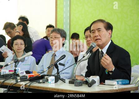 (150619) -- BANGKOK, 19. Juni 2015 -- der thailändische Gesundheitsminister Rajata Rajatanavin (1. R) spricht mit den Medien während einer Pressekonferenz in Bangkok, Thailand, 19. Juni 2015. Das thailändische gesundheitsministerium bestätigte am Donnerstag den ersten Fall des Middle East Respiratory Syndrome (MERS). ) THAILAND-BANGKOK-PRESSEGESPRÄCH-MERS RachenxSageamsak PUBLICATIONxNOTxINxCHN 150619 Bangkok 19. Juni 2015 Thai Public Health Minister 1. R Gespräche mit Medien während einer Pressekonferenz in Bangkok Thai Land 19. Juni 2015 Thai Land S Public Health Ministerium AM Donnerstag bestätigte das Land S Stockfoto