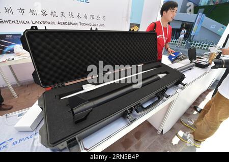 (150619) --SHENZHEN, 19. Juni 2015 -- Eine Rakete, die meteorologisch detektiert werden kann, wird auf der Maker faire während der Shenzhen Maker Week 2015 in Shenzhen, Provinz Guangdong in Südchina, 19. Juni 2015 gezeigt. Die Shenzhen Maker Week begann hier am Freitag. ) (Yxb) CHINA-SHENZHEN-MAKER WEEK(CN) MaoxSiqian PUBLICATIONxNOTxINxCHN 150619 Shenzhen 19. Juni 2015 eine Rakete, die zur Meteorologischen Erkennung geeignet IST, WIRD AUF der Maker Fair während der Shenzhen Maker Week 2015 in Shenzhen Südchina S Guangdong Provinz 19. Juni 2015 gezeigt die Shenzhen Maker Week startete hier Freitag yxb China Shenzhen Stockfoto