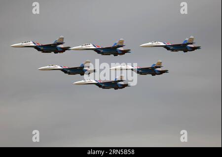 (150619) -- MOSKAU, 19. Juni 2015 -- zweimotorige, supermanövrierfähige Jets Su-27 der Russkie Vityazi (Russische Ritter) fliegen während der ARMEE des Internationalen militärisch-technischen Forums 2015 in der Nähe von Kubinka in der Moskauer Region, Russland, 19. Juni 2015. Das Forum fand vom 16. Bis 19. Juni statt. ) RUSSLAND-KUBINKA-ARMEE 2015 FORUM PavelxBednyakov PUBLICATIONxNOTxINxCHN 150619 Moskau 19. Juni 2015 Doppelmotor-übermanövrierbare Jet Fighters SU 27 von Russkie Vityazi Russisches Ritter-Aerobatic-Team FLIEGT während der Internationalen Armee des Technischen Forums 2015 bei Kubinka in der Moskauer Regi Stockfoto