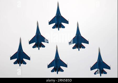 (150619) -- MOSKAU, 19. Juni 2015 -- zweimotorige, supermanövrierfähige Jets Su-27 der Russkie Vityazi (Russische Ritter) fliegen während der ARMEE des Internationalen militärisch-technischen Forums 2015 in der Nähe von Kubinka in der Moskauer Region, Russland, 19. Juni 2015. Das Forum fand vom 16. Bis 19. Juni statt. ) RUSSLAND-KUBINKA-ARMEE 2015 FORUM PavelxBednyakov PUBLICATIONxNOTxINxCHN 150619 Moskau 19. Juni 2015 Doppelmotor-übermanövrierbare Jet Fighters SU 27 von Russkie Vityazi Russisches Ritter-Aerobatic-Team FLIEGT während der Internationalen Armee des Technischen Forums 2015 bei Kubinka in der Moskauer Regi Stockfoto