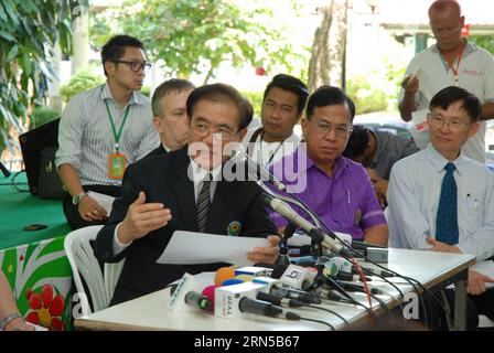 (150619) -- BANGKOK, 19. Juni 2015 -- der thailändische Gesundheitsminister Rajata Rajatanavin (Front) spricht mit den Medien während einer Pressekonferenz in Bangkok, Thailand, 19. Juni 2015. Das thailändische gesundheitsministerium bestätigte am Donnerstag den ersten Fall des Middle East Respiratory Syndrome (MERS). ) THAILAND-BANGKOK-PRESSEGESPRÄCH-MERS RachenxSageamsak PUBLICATIONxNOTxINxCHN 150619 Bangkok 19. Juni 2015 Thai Public Health Ministers Front Talks to Media während einer Pressekonferenz in Bangkok Thai Country 19. Juni 2015 Thai Country S Public Health Ministry AM Donnerstag bestätigte das Land S Stockfoto