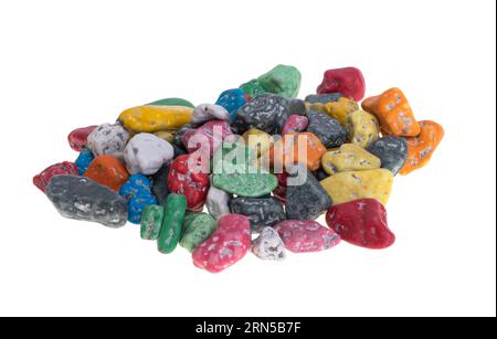 Schokoladenfarbene Kieselsteine auf weißem Hintergrund Stockfoto