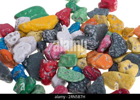Schokoladenfarbene Kieselsteine auf weißem Hintergrund Stockfoto
