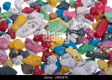Schokoladenfarbene Kieselsteine auf weißem Hintergrund Stockfoto
