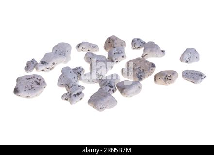 Schokoladenfarbene Kieselsteine auf weißem Hintergrund Stockfoto