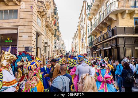 Valletta, Malta, Malta Insel-20Februar2023-Malta Februar Karneval in der Altstadt von Valletta. Viele Menschen in bunten Kostümen. Stockfoto