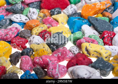 Schokoladenfarbene Kieselsteine auf weißem Hintergrund Stockfoto